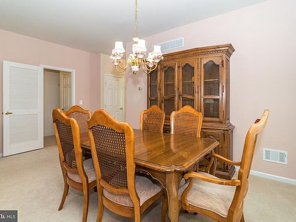 4th image of 906 Laurens Ln