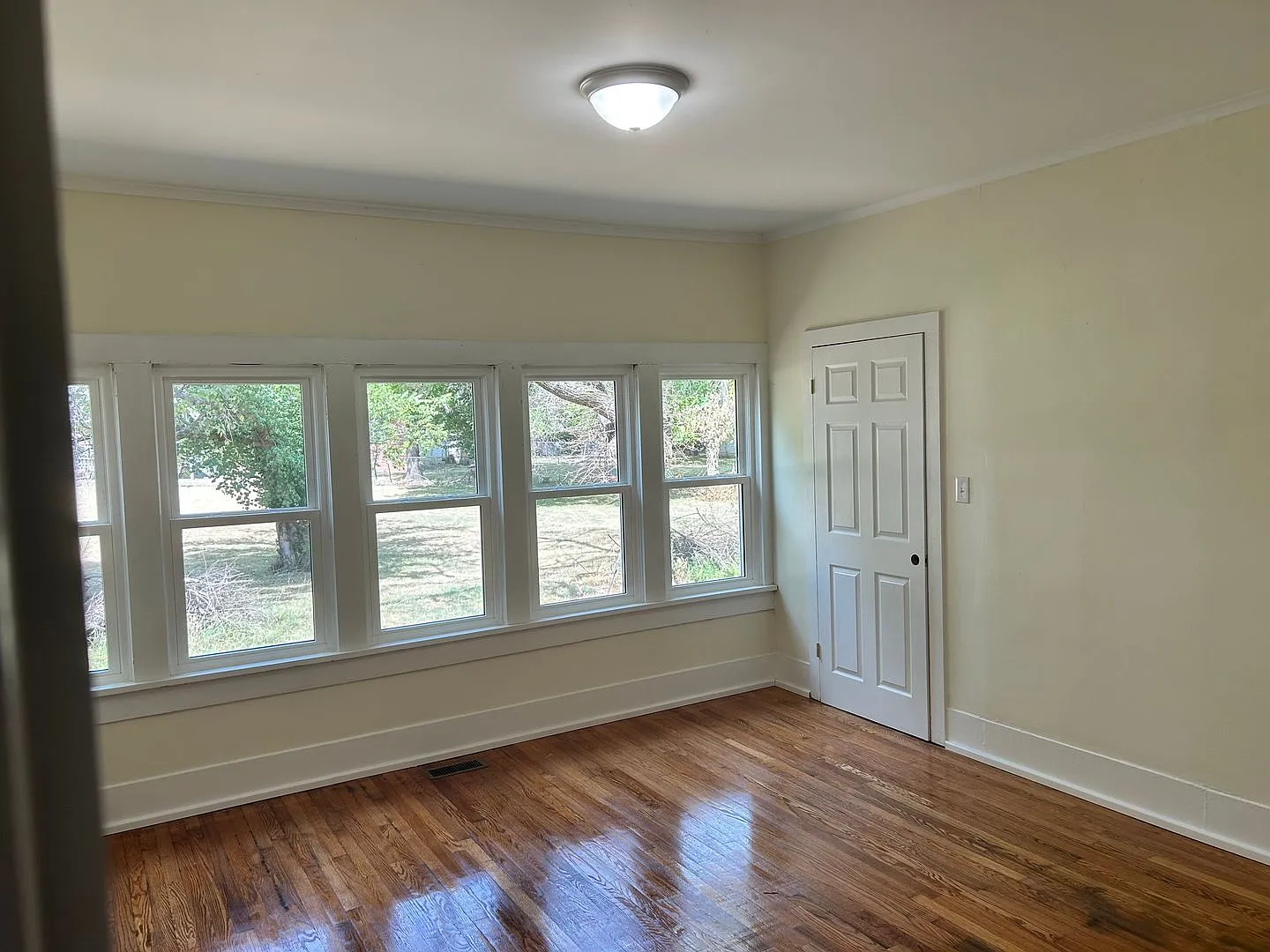 Leasing Now 4 Bedroom 2 Bathroom home, private parking. — Photo 4