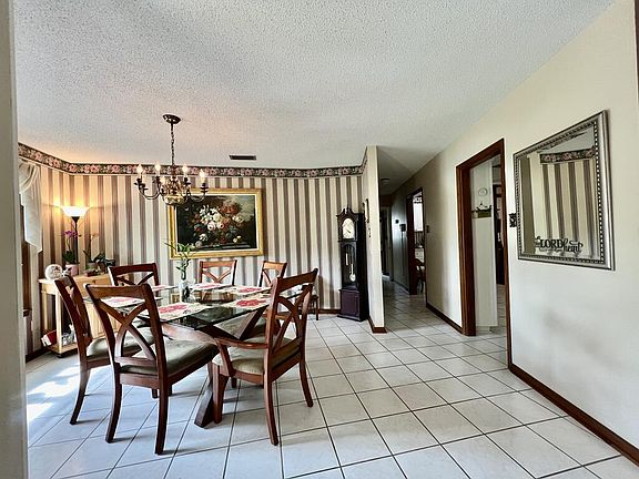 3rd image of 2604 Rolling Hill Dr