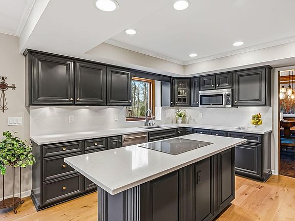 3rd image of 595 Woods Hollow Ln