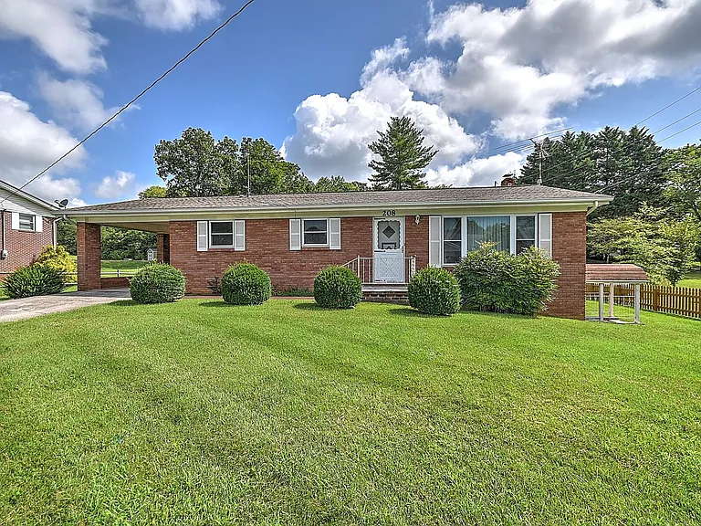 208 Hogan Ave — Photo 2