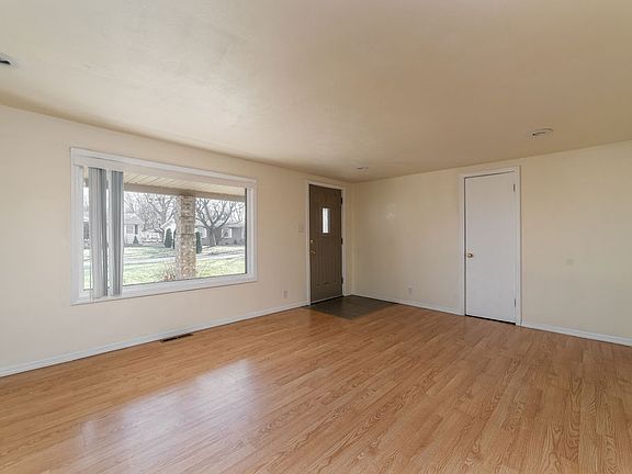 3rd image of 4009 N Lanewood Dr