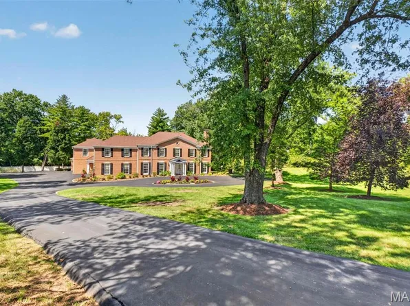 1081 Cabin Club Dr, Saint Louis, MO 63124