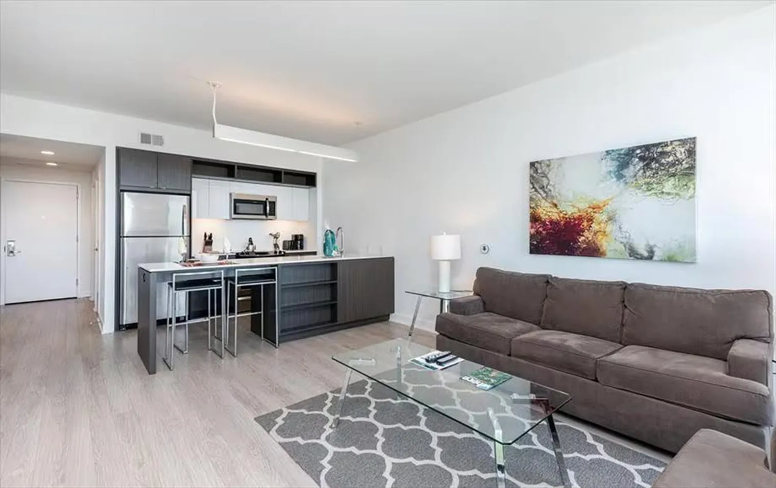 1 bed, 1.0 bath, 688 sqft, $7,050 — Photo 3