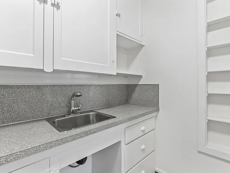 2128 SE Hawthorne Blvd - Caldwell Apartments — Photo 19