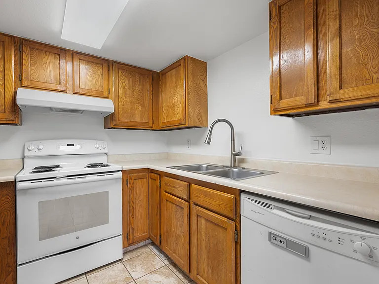653 S 880 W #4 — Photo 10