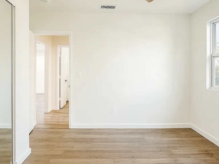 107 W Virginia Ave — Photo 10