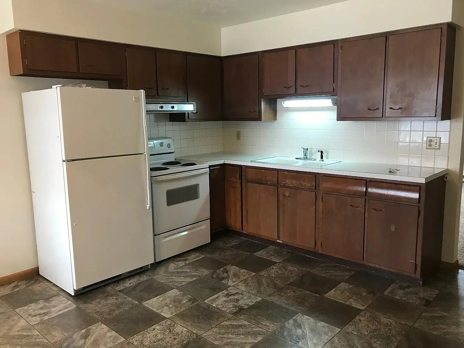2 bed, 700 sqft, $800 — Photo 1
