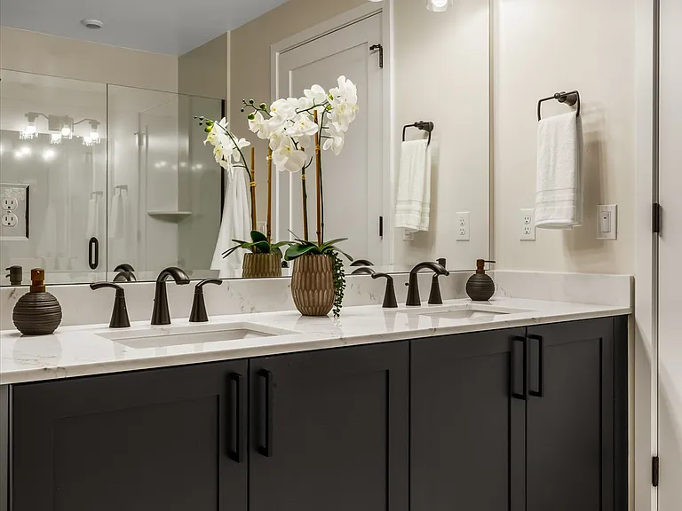 401 W Grand Ave #202 — Photo 15