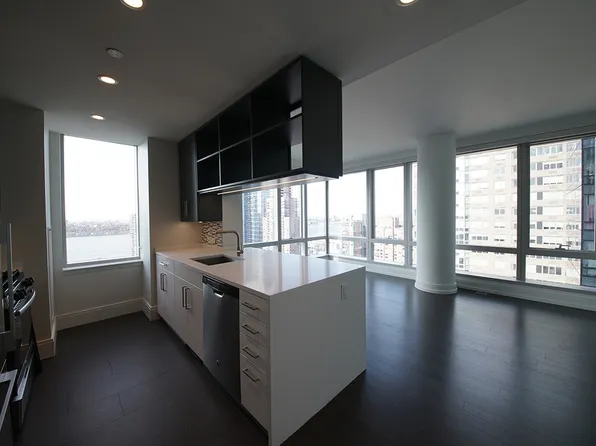 555 10th Avenue image 1 of 19