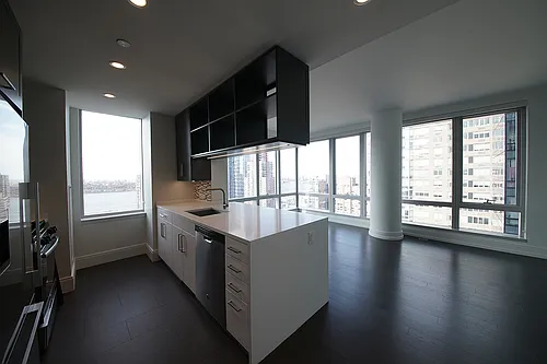555 10th Ave Photo 1