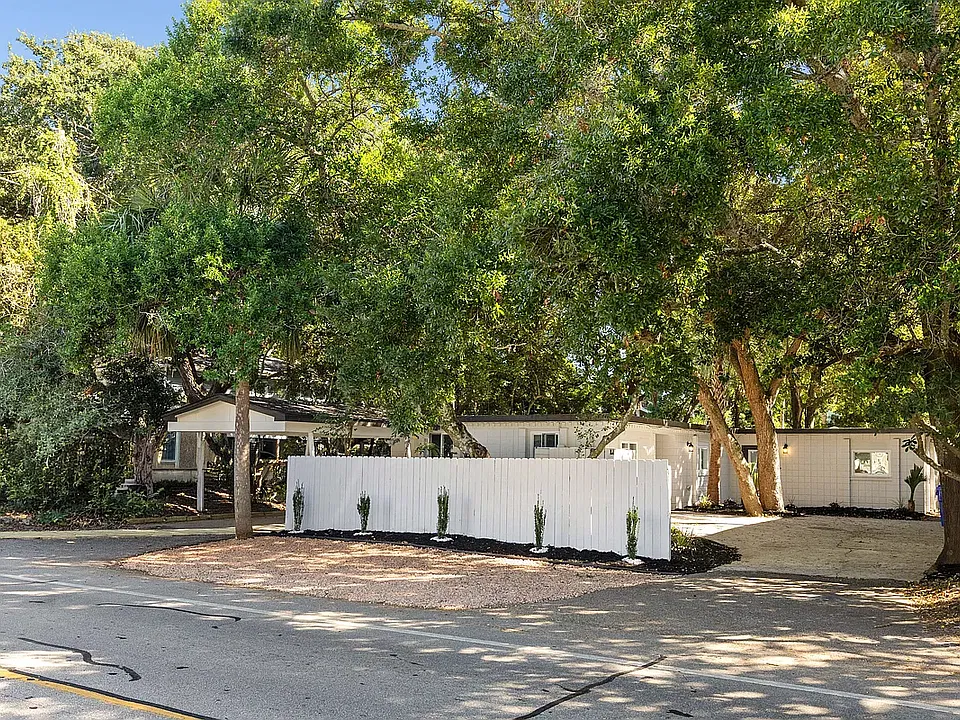 806 Palm Blvd