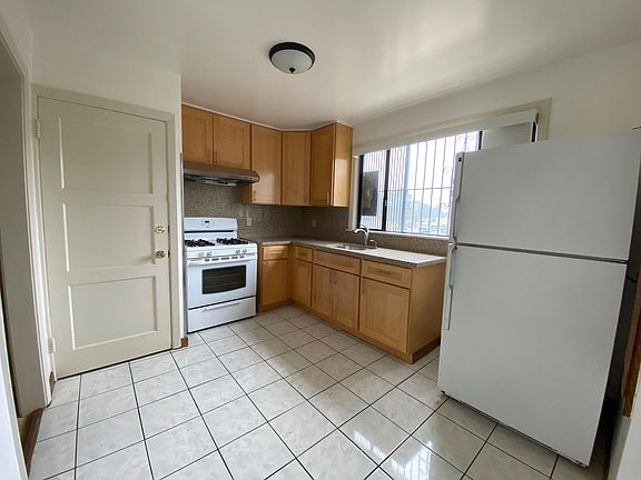4th image of 105 Buxton Ave