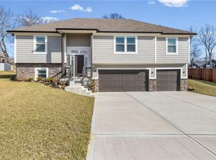 1404 NW Maple Dr, Grain Valley, MO 64029