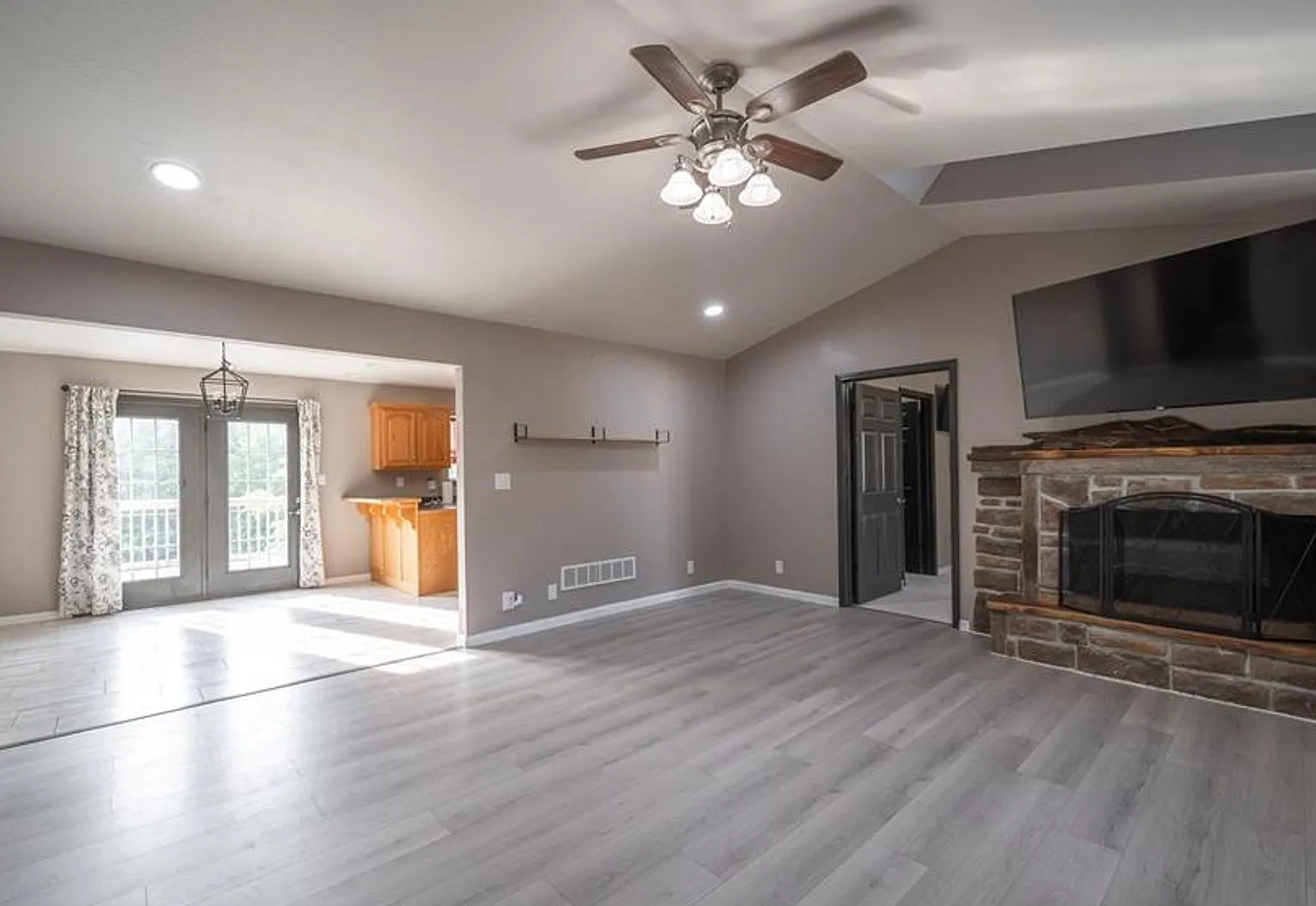6 bedroom 3 bath with theater and so much more! — Photo 3