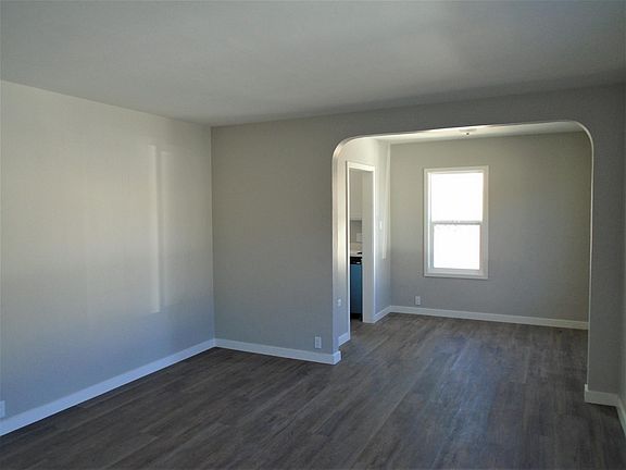 3rd image of 924 E Kingsley Ave