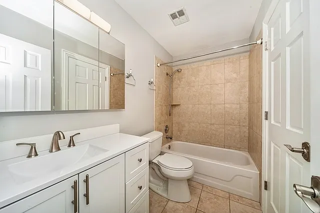 608 Inverrary Ln #608 — Photo 12