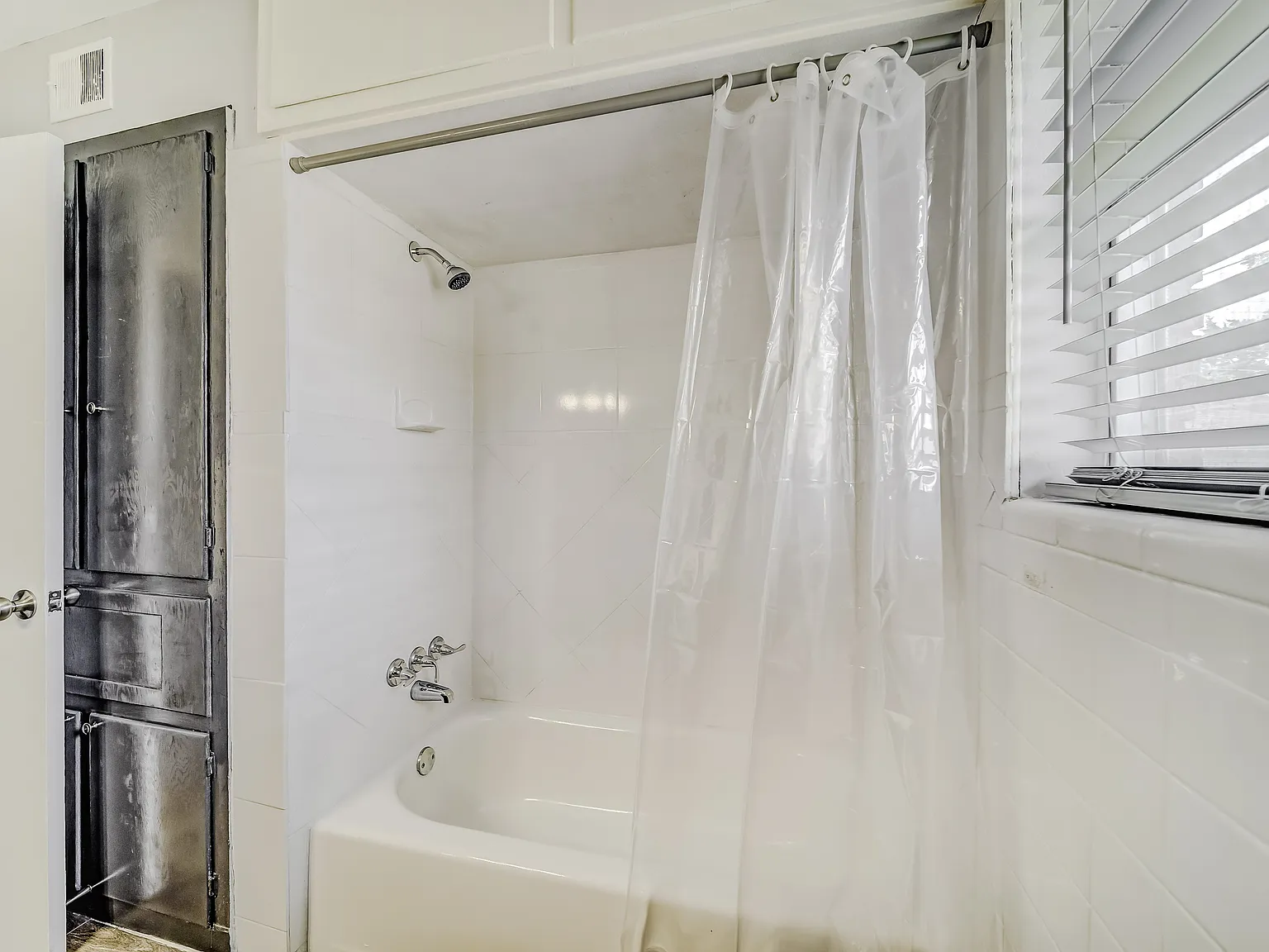 4 bed, 3.0 bath, 1586 sqft, $680 — Photo 2