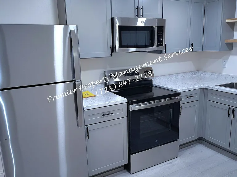 906 Clyde St — Photo 9