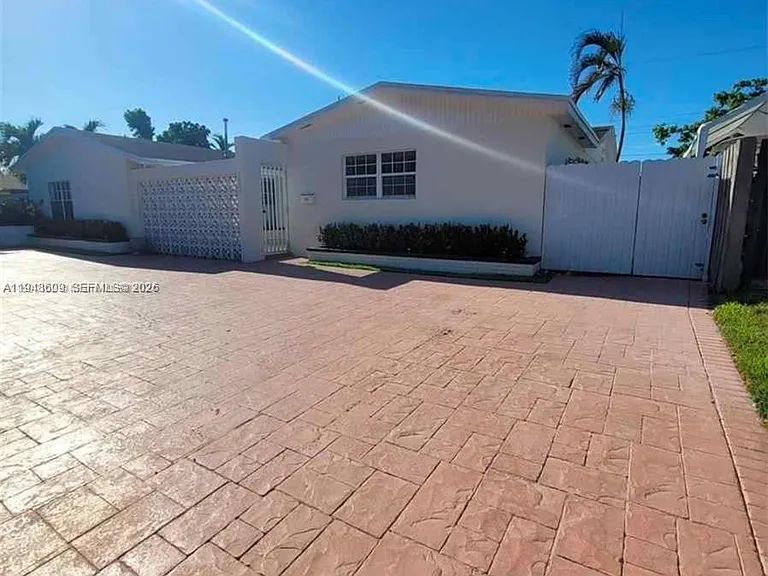 12305 SW 42nd St — Photo 1