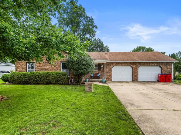 108 N Turner Dr, Mahomet, IL 61853