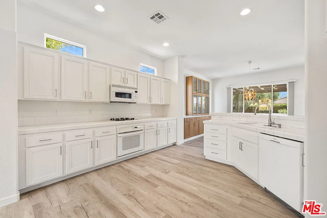 4 bed, 2.5 bath, 2343 sqft, $5,695 — Photo 4