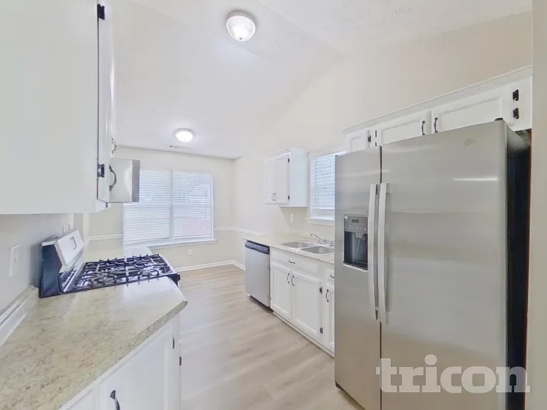 800 Lorraine Ln — Photo 7