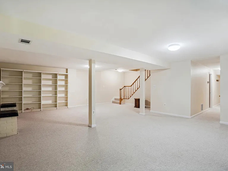9708 Locust Hill Dr — Photo 37