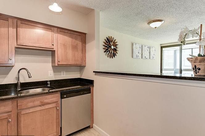 1st image of 1001 N Randolph St APT 320