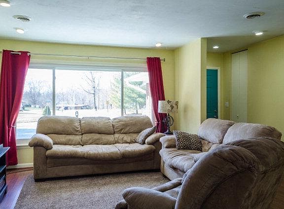 2nd image of 1895 Banyon Ln