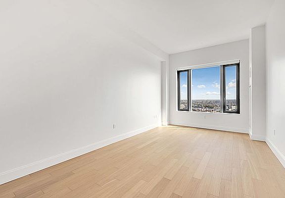5th image of 10 City Pt APT 26L