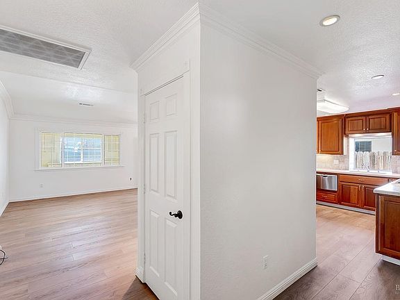 4th image of 213 Larkspur Lane