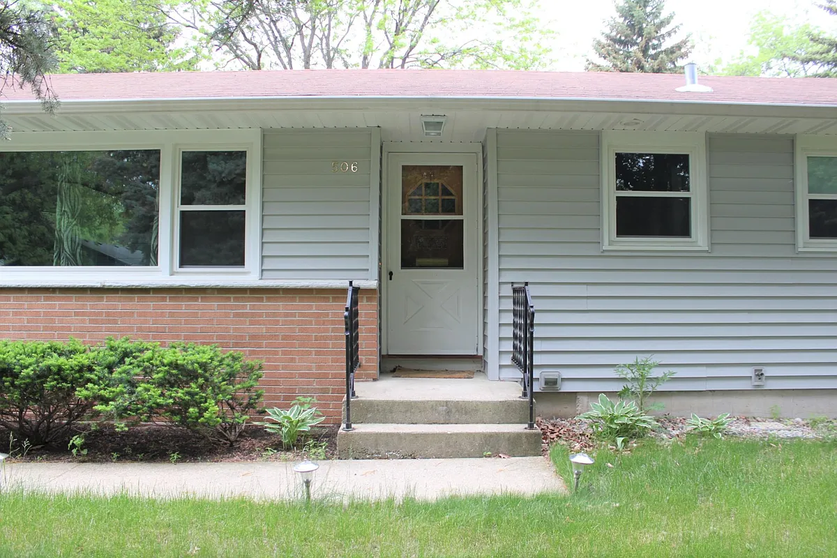 Building Photo - 506 N Meadow Ln