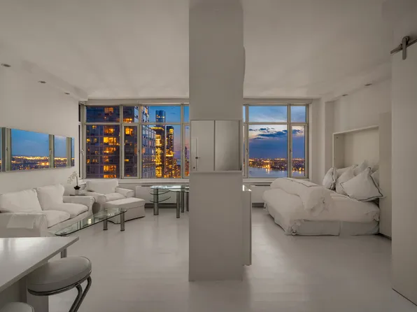 635 West 42nd Street image 8 of 19