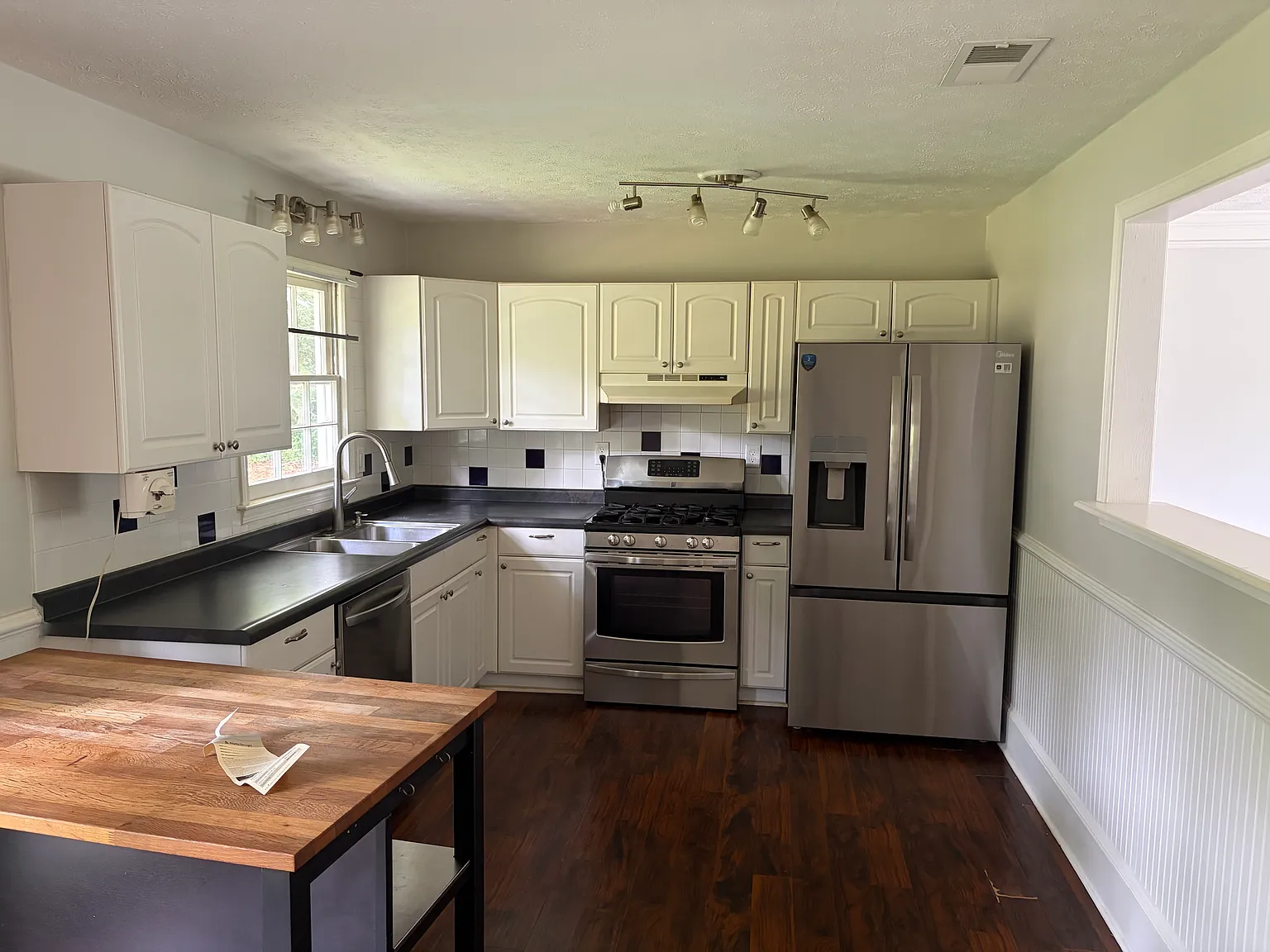 3 bed, 1152 sqft, $2,500 — Photo 3
