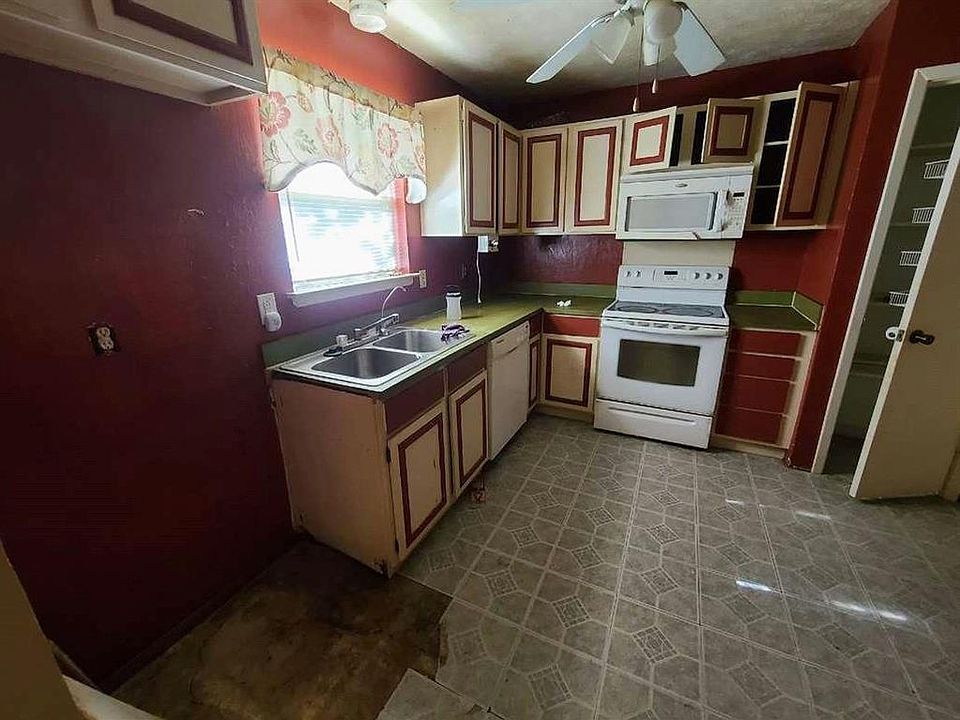 2nd image of 726 Sweetbriar Dr