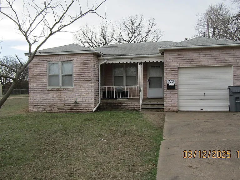 712 SW Roosevelt Ave — Photo 1