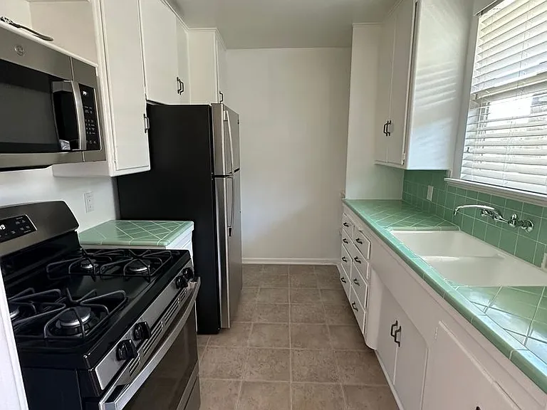 1618 W Huntington Dr — Photo 2