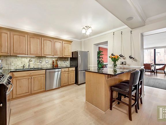 2nd image of 301-303 E 49th St APT 5