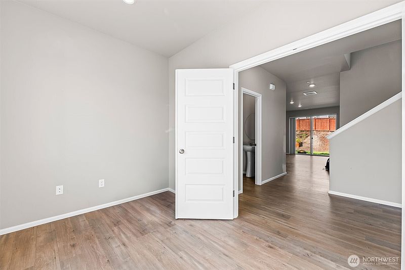 5th image of 957 Timberline Avenue