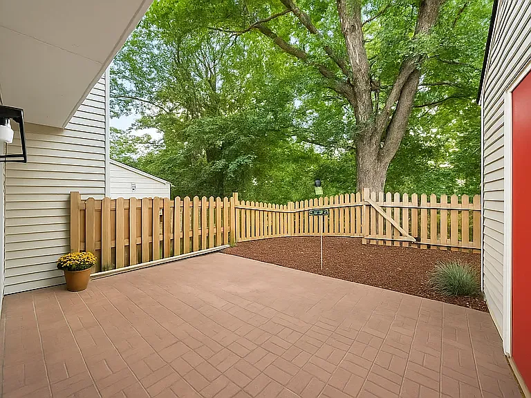 1303 Wedgewood Ct — Photo 15
