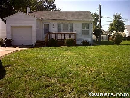 Front of house.. new storm door and new stain on deck