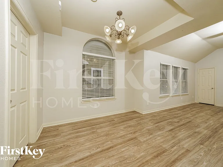 804 Center St — Photo 5