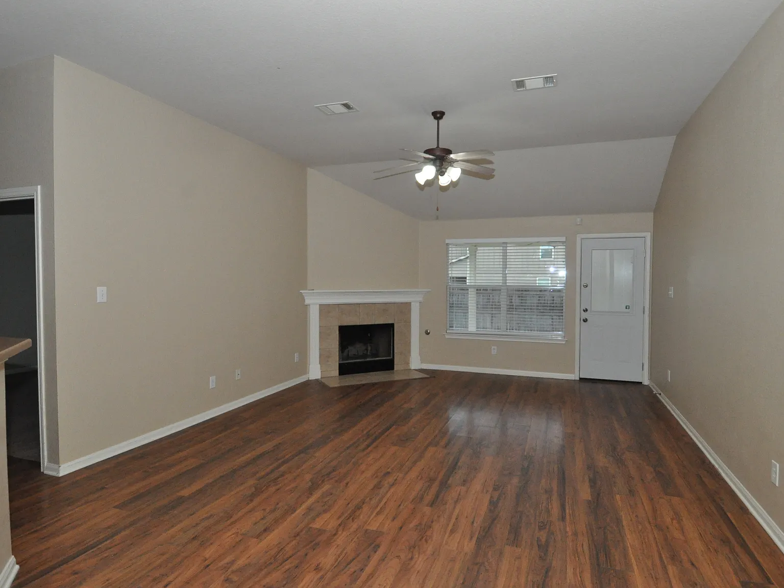 3 bed, 1687 sqft, $2,000 — Photo 2