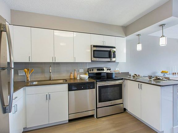 3rd image of 2622 N Clark St #409