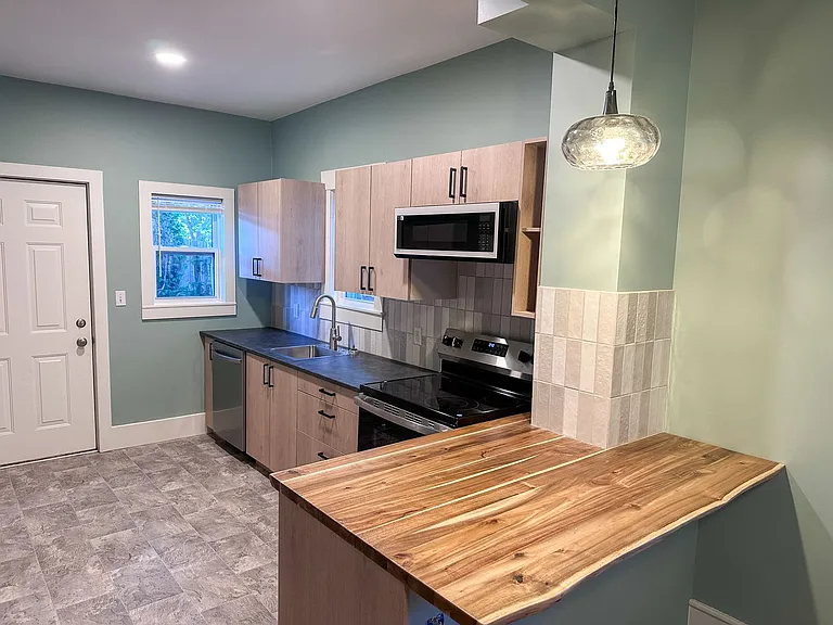 303 Page St NE — Photo 4