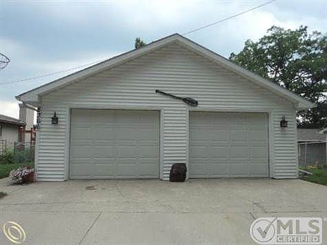 2 CAR GARAGE.JPG