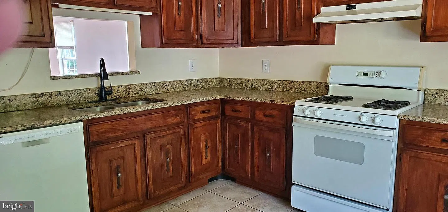 3 bed, 2.5 bath, 1410 sqft, $2,300 — Photo 2