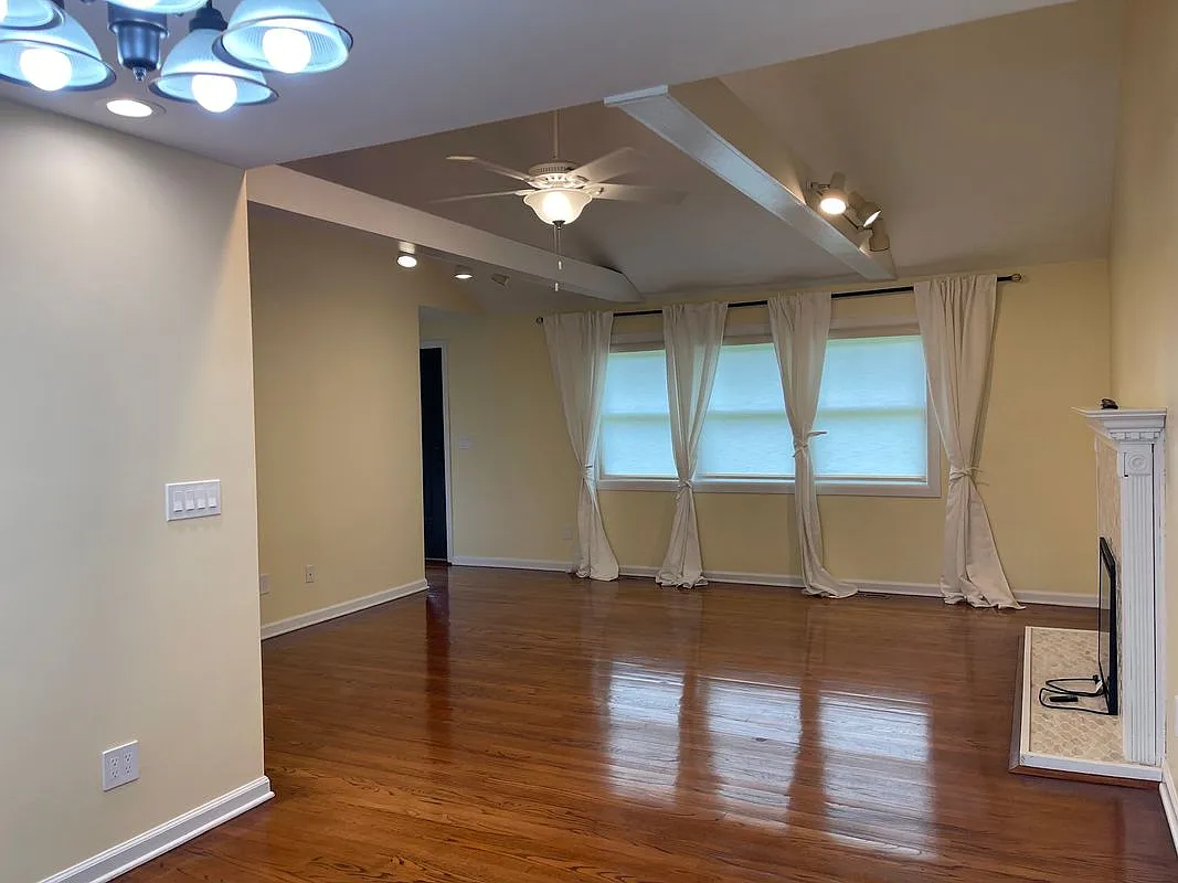 3 bed, 2.0 bath, 1196 sqft, $3,500 — Photo 4