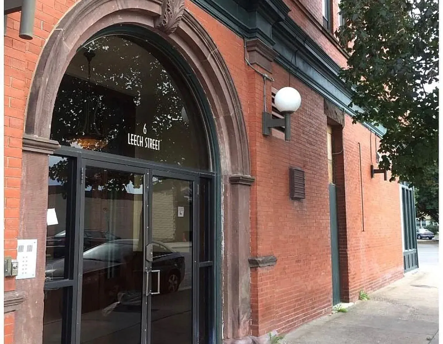 Historic building on West 7th and Grand in St. Paul — Photo 1